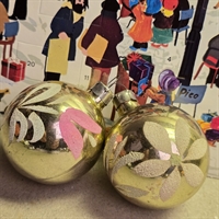 soelv-hvid-rosa-sne-dekoration-glas-julekugler-gammel-juletraespynt